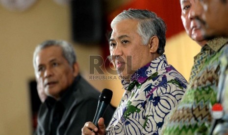 Ketua Umum PP Muhammadiyah Din Syamsudin bersama beberapa elemen masyarakat menggelar konferensi pers persiapan jihad konstitusi atau yudisial review di Kantor Pusat PP Muhammadiyah, Jakarta, Rabu (15/4).(Republika/ Wihdan)