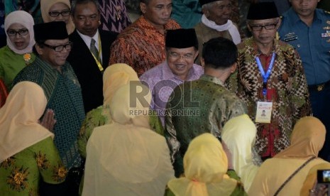 Ketua Umum PP Muhammadiyah Haedar Nashir (2kiri) dan Wapres Jusuf Kalla hadir pada penutupan Muktamar Muhammadiyah ke 47 dan Muktamar Satu Abad Aisyiyah di Kampus Unismuh, Makasar, Sulsel, Jumat (7/8). 