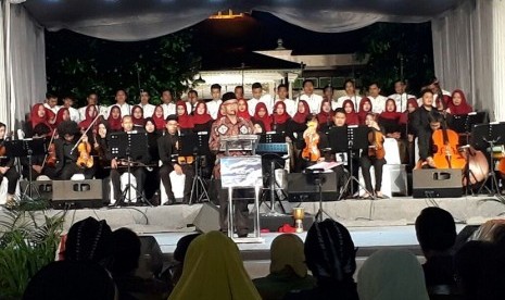 Ketua Umum PP Muhammadiyah, Haedar Nashir (berdiri tengah)