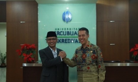 Ketua Umum PP Muhammadiyah Haedar Nashir berfoto bersama Rektor Universitas Mercu Buana Jakarta Arissetyanto Nugroho.