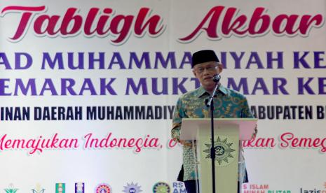 Ketua Umum PP Muhammadiyah Haedar Nashir berpidato saat menghadiri tablig akbar di Gedung Kesenian Aryo Blitar, Jawa Timur, Ahad (14/8/2022). Selain meresmikan sejumlah fasilitas kesehatan dan pendidikan milik Muhammadiyah, kunjungan Haedar Nashir tersebut juga dalam rangka menyemarakkan Milad Muhammadiyah ke-113 serta jelang Muktamar Muhammadiyah ke-48 .