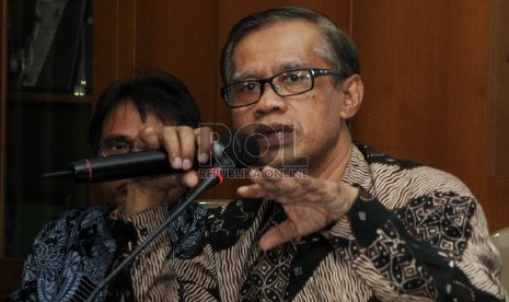 Ketua Umum PP Muhammadiyah Haedar Nashir (kanan) didampingi pakar dan pengamat politik Bahtiar Effendy, memberikan keterangan kepada wartawan pada jumpa pers mengenai pernyataan PP Muhammadiyah tentang pemilihan umum kepala daerah serentak, di Jakarta, Sen