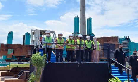 Ketua Umum PP Muhammadiyah Haedar Nashir, Kapolri Jenderal Polisi Listyo Sigit Prabowo, Menko PMK Muhadjir Effendy dan Gubernur Jawa Barat Ridwan Kamil mengikuti acara ground breaking pembangunan Rumah Sakit Muhammadiyah Bandung Selatan di Jalan Raya Laswi, Desa Ciheulang, Ciparay, Kabupaten Bandung Ahad (23/1/2022). Rumah Sakit Muhammadiyah Bandung Selatan merupakan rumah sakit milik Muhammadiyah yang ke 119. 