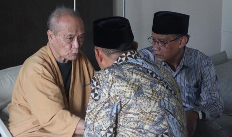 Ketua Umum PP Muhammadiyah, Haedar Nashir, ketika menjenguk Buya Syafii Maarif di RS PKU Gamping, Ahad (28/7).