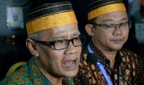 Ketua Umum PP Muhammadiyah Haedar Nashir (kiri)