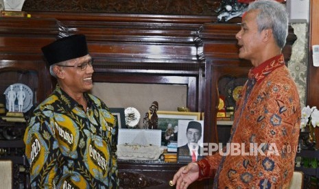 Ketua Umum PP Muhammadiyah Haedar Nashir (kiri) berbincang dengan Gubernur Jawa Tengah Ganjar Pranowo, saat audiensi tentang rencana penyelenggaraan Muktamar Muhammadiyah ke-48, di Semarang, Jawa Tengah, Rabu (5/2/2020).