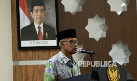 Ketua Umum PP Muhammadiyah Haedar Nashir memberikan arahan saat Seminar Pendidikan pada Tanwir Muhammadiyah di Islamic Center Ambon, Maluku, Kamis (23/2)