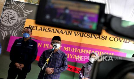 Ketua Umum PP Muhammadiyah Haedar Nashir memberikan keterangan pers saat meninjau vaksinasi Covid-19 Pimpinan Muhammadiyah dan Aisyiyah di Gedung PP Muhammadiyah, Yogyakarta, Selasa (9/3). Jajaran pimpinan, ketua majelis-lembaga, serta karyawan PP Muhammadiyah dan Aisyiyah mengikuti vaksinasi Covid-19. Jumlah sasaran vaksinasi ini sekitar 500 orang.