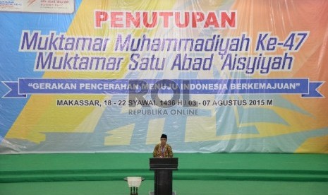 Ketua Umum PP Muhammadiyah Haedar Nashir memberikan sambutan pada penutupan Muktamar Muhammadiyah ke 47 dan Muktamar Satu Abad Aisyiyah di Kampus Unismuh, Makasar, Sulsel, Jumat (7/8). 