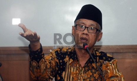 Ketua Umum PP Muhammadiyah Haedar Nashir menjawab pertanyaaan wartawan pada acara Konpers Refleksi Akhir Tahun 2015 di Jakarta, Rabu (30/12). 