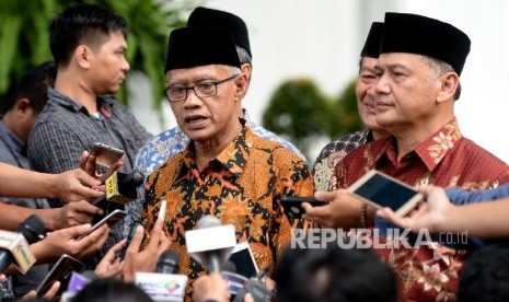 Ketua Umum PP Muhammadiyah Haedar Nashir menjawab pertanyaan wartawan usai bertemu Presiden Joko Widodo di Istana Merdeka, Jakarta, Senin (13/2). 