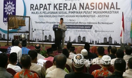 Ketua Umum PP Muhammadiyah Haedar Nashir menyampaikan kata sambutannya pada pembukaan acara Rakernas I Majelis Pelayanan Sosial Pimpinan Pusat Muhammadiyah dan Konsolidasi Panti Asuhan Muhammadiyah Aisyiah, di Jakarta, Kamis (18/8).  