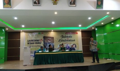 Ketua Umum PP Muhammadiyah Haedar Nashir saat menyampaikan tanggapan dalam bedag buku. Indonesia dan Keindonesian Persepektif Sosiologis di UM Bengkulu, Rabu (13/2)