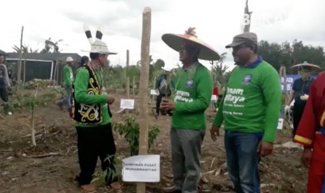 Ketua Umum PP Muhammadiyah, Haedar Nashir (tengah) saat mengikuti Tanam Raya Bibit Lada dan Gaharu di kampung Batu Rajang, Kecamatan Segah, Kabupaten Berau Provinsi Kalimantan Tengah, (1/10). 