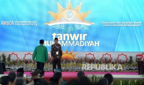 Ketua Umum PP Muhammadiyah Haedar Nashir usai memberikan iftitah pembukaan Tanwir Muhammadiyah di Islamic Center Ambon, Maluku, Jumat (23/2)