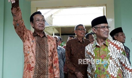 Ketua Umum PP Muhammadiyah Haedar Nasir Nasir, pengurus PP Muhammadiyah serta panitia milad Muhammadiyah ke-105 bersilaturahim dengan Gubernur DIY Sri Sultan Hamengku Buwono X di Gedhong Wilis Kepatihan Yogyakarta , Rabu (15/11l. Pada kesempatan ini Haedar mengatakan akan memberikan award kepada Sri Sultan Hamengku Buwono X pada resepsi Milad Muhammadiyah ke-105 di Pagelaran Keraton Yogyakarta, Jum'at malam (17/11)