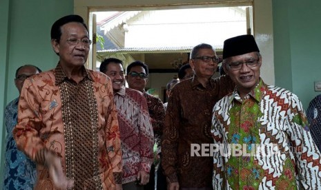 Ketua Umum PP Muhammadiyah Haedar Nasir Nasir, pengurus PP Muhammadiyah serta panitia milad Muhammadiyah ke-105 bersilaturahim dengan Gubernur DIY Sri Sultan Hamengku Buwono X di Gedhong Wilis Kepatihan Yogyakarta , Rabu (15/11l. Pada kesempatan ini Haedar mengatakan akan memberikan award kepada Sri Sultan Hamengku Buwono X pada resepsi Milad Muhammadiyah ke-105 di Pagelaran Keraton Yogyakarta, Jum'at malam (17/11)