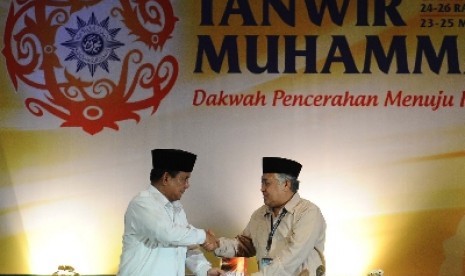 Ketua Umum PP Muhammadiyah Prof Din Syamsuddin (kanan) memberikan cinderamata buku kepada Capres Partai Gerindra Prabowo Subianto saat menghadiri Tanwir Muhammadiyah di Samarinda, Kalimantan Timur, Sabtu (24/5).