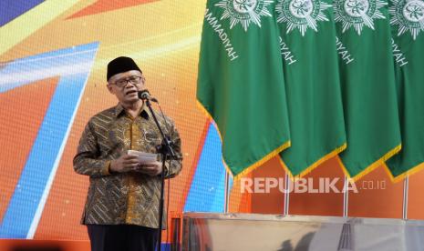 Ketua Umum PP Muhammadiyah Prof Haedar Nashir berpidato di acara pembukaan Tanwir dan resepsi Milad ke-112 Muhammadiyah di kompleks Universitas Muhammadiyah Kupang, Kupang, Nusa Tenggara Timur, Rabu (4/12/2024).