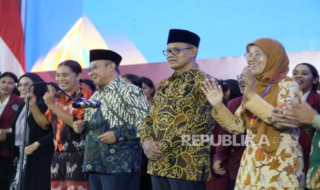 Ketua Umum PP Muhammadiyah Prof Haedar Nashir (depan, kedua dari kanan) bersama jajaran unsur Pimpinan Pusat Muhammadiyah usai penutupan Sidang Tanwir 2024 di auditorium kampus Universitas Muhammadiyah Kupang, Kupang, Nusa Tenggara Timur, Jumat (6/12/2024).