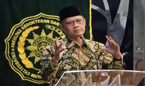 Ketua Umum PP Muhammadiyah, Prof Haedar Nashir, pada Kuliah Umum bersama Menkes RI Budi Gunadi Sadikin yang diselenggarakan oleh Asosiasi Pendidikan Kedokteran dan Kesehatan Muhammadiyah (APKKM) di Auditorium Fakultas Kedokteran dan Kesehatan Universitas Muhammadiyah Jakarta (FKK UMJ), Selasa (21/02/2023).