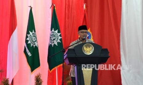 Ketua Umum PP Muhammdiyah Haedar Nashir memberikan iftitah pada Penutupan Tanwir Muhammadiyah di Islamic Center, Ambon, Maluku, Ahad (26/2). T