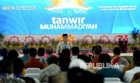 Ketua Umum PP Muhammdiyah Haedar Nashir usai memberikan iftitah pada Penutupan Tanwir Muhammadiyah di Islamic Center, Ambon, Maluku, Ahad (26/2).