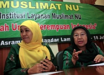 Ketua Umum PP Muslimat Nahdlatul Ulama (NU), Khofifah Indar Parawansa (kiri) bersama Ketua Panitia Konggres Muslimat NU ke-XVI, Machfudhoh Aly Ubaid menggelar konferensi pers di Gedung PBNU, Jakarta.