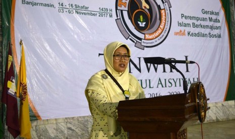 Ketua Umum PP Nasyiatul Aisyiyah, Diyah Puspitarini sambutan dalam acara pembukaan Tanwir I Pimpinan Pusat (PP) Nasyiatul Aisyiyah di Banjarmasin, Kalimantan Selatan pada Jumat (3/10). 