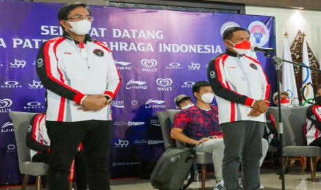 Ketua Umum PP PBSI Agung Firman Sampurna (kiri) bersama Menpora Zainudin Amali dalam penyambutan tim bulu tangkis Indonesia di Bandara Soekarno Hatta.