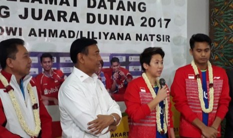 Ketua Umum PP PBSI Wiranto (kedua dari kiri) bersama Juara Dunia Bulu Tangkis 2017, Liliyana Natsir (kedua dari kanan) dan Tontowi Ahmad (paling kiri) di Terminal 2 Bandara Soekarno-Hatta, Tangerang, Banten, Selasa (29/8).