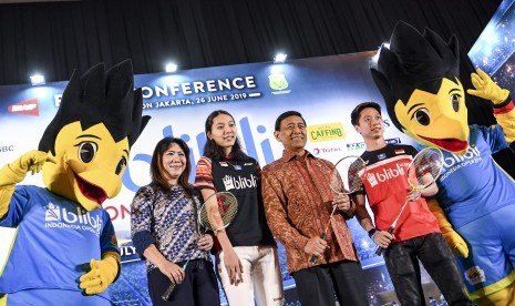 Ketua Umum PP PBSI Wiranto (ketiga kanan) bersama Kepala Bidang Pembinaan dan Prestasi PP PBSI Susy Susanti (kedua kiri), atlet bulutangkis Indonesia Kevin Sanjaya (kedua kanan) dan Gloria Widjaja (ketiga kiri) berpose memegang raket saat konferensi pers jelang Blibli Indonesia Open 2019 di Jakarta, Rabu (26/6/2019).