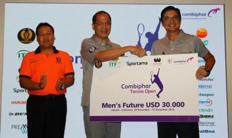 Ketua Umum PP Pelti Wibowo Suseno Wirjawan (tengah) bersama CEO Combiphar Michael Wanandi (kanan) dan Vice President Operation of Singgasana Hotels & Resorts Jakarta I Nyoman Sarya dalam jumpa pers Combiphar Tennis Open 2016 di Hotel Sultan Hotel, Jakarta,