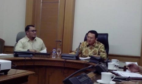 Ketua Umum PP Pemuda Muhammadiyah Dahnil Anzar Simanjuntak bersama Gubernur DKI Jakarta Basuki T Purnama (Ahok) di Balai Kota, Jakarta, Rabu (21/1).