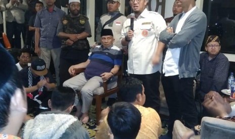 Ketua Umum PP Pemuda Muhammadiyah Dahnil A Simanjuntak (tengah) dan calon ketua umum PPPM Ahmad Fanani (kanan), Ketua Dewan Kehormatan PAN Amien Rais, di Yogyakarta, Selasa malam (28/11).