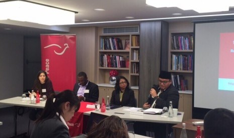 Ketua Umum PP Pemuda Muhammadiyah Dahnil Anzar Simanjuntak berbicara dalam forum Global Youth Interfaith Summit Religion for Peace, di Paris, Prancis.