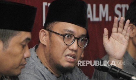 Ketua Umum PP Pemuda Muhammadiyah Dahnil anzar Simanjuntak (kanan) bersama Anggota LIMA Ray Rangkuti (tengah) saat konferensi pers Mencari Keadilan untuk Suratmi , di Jakarta, Jumat (1/4). (Republika/ Darmawan)