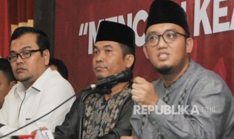  Ketua Umum PP Pemuda Muhammadiyah Dahnil anzar Simanjuntak (kanan) bersama Anggota Komas HAM Manager Nasution (kiri) dan Anggota LIMA Ray Rangkuti (tengah) saat konferensi pers Mencari Keadilan untuk Suratmi , di Jakarta, Jumat (1/4). (Republika/ Darmawan