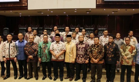  Ketua Umum PP Pemuda Muhammadiyah, Dahnil Anzar Simanjuntak(tengah), Ketua MPR RI Zulkifli Hasan (keempat dari kiri), Ketua Panitia Milad ke 83 Pemuda Muhammadiyah Edi Agus Yanto (kiri), di Gedung DPR RI, Rabu (10/6).