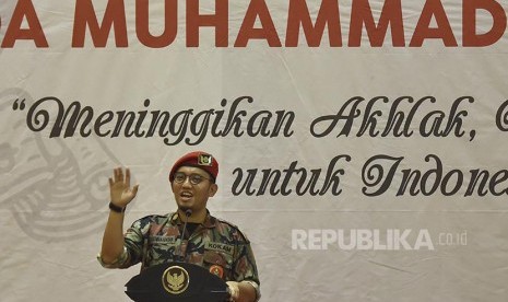 Ketua Umum PP Pemuda Muhammadiyah Dahnil Anzhar Simanjuntak menyampaikan sambutan saat penutupan Tanwir I Pemuda Muhammadiyah yang dihadiri Presiden Joko Widodo, di Tangerang, Banten, Rabu (30/11). Presiden Joko Widodo dalam kesempatan tersebut berpesan ti