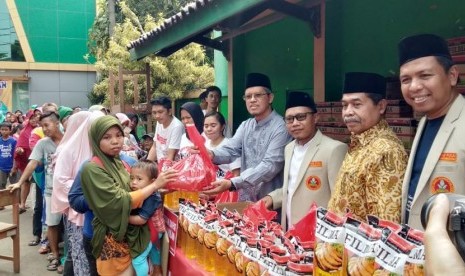 Ketua Umum PP Pemuda Muhammadiyah Sunanto saat Bazar Sembako Murah yang digelar di Perguruan Muhammadiyah Setiabudi Pamulang, Sabtu (18/5).