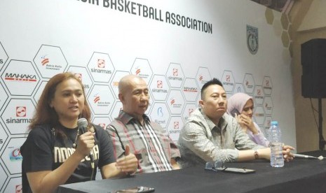 Ketua Umum PP Perbasi Danny Kosasih (kedua kiri) dalam konferensi pers mengenai Piala Dunia FIBA 2023.