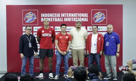 Ketua Umum PP Perbasi Danny Kosasih, Ketua BTN Perbasi Syailendra S Bakrie, pemain timnas Arki Dikania Wisnu, Andakara Prastawa, Brandon Jawato, dan Head of Marketing FIBA World Cup 2023 Indonesia Stephen Walangitang.