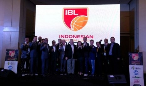 Ketua Umum PP Perbasi Danny Kosasih (tengah berjas hitam) berfoto bersama pemilik dan perwakilan 11 klub peserta kompetisi Indonesian Basketball League (IBL) seusai acara draft pemain asing IBL musim 2017.