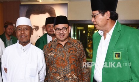 Ketua Umum PPP Djan Faridz (kanan) berbincang dengan dengan bakal calon gubernur Jawa Tengah Sudirman Said (tengah) dan KH Nur Iskandar SQ (kiri) sebelum berlangsungnya Rapimnas III PPP di Jakarta, Rabu (20/12).