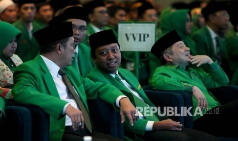 Ketua Umum PPP M Romahurmuziy (tengah)