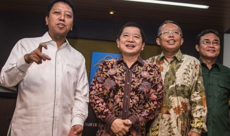 Ketua Umum PPP Romahurmuziy (kiri) bersama Ketua Majelis Pertimbangan PPP Suharso Manoarfa (kedua kiri), Sekjen PPP Arsul Sani (kedua kanan) dan Ketua DPP PPP Rahman Yaqub (kanan) memberikan keterangan kepada wartawan seusai menemui Menteri Hukum dan HAM d