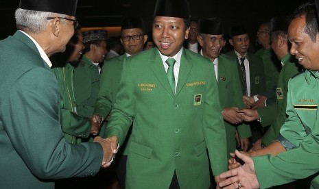 Ketua Umum PPP Romahurmuziy (tengah) berjabat tangan dengan sejumlah kadernya saat menghadiri Musyawarah Wilayah (Muswil) VIII Dewan Perwakilan Wilayah (DPW) PPP Sumatera Selatan di Palembang, Sumatera Selatan, Senin (25/7). 