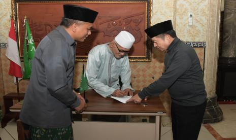 Ketua Umum PPP Suharso Monoarfa bersilaturahim di kediaman Rois Aam PBNU KH Miftachul Akhyar di Pesantren Miftachussunah, di Surabaya, Sabtu (16/4/2022) malam.  Silaturahim berjalan gayeng dan  berlangsung selama 2 (dua) jam, dimulai pukul 20.30 hingga 22.30 wib.