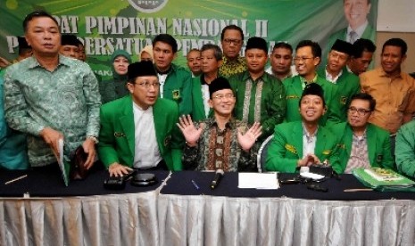 Ketua Umum PPP Suryadarma Ali (tengah) memberikan keterangan pers terkait sikap PPP usai Rapimnas II PPP di Jakarta, Senin (12/5).